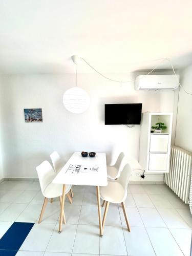 One-Bedroom Apartment image 2