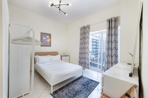 ALiving Cozy Studio with Balcony I Marina Pearl- 407, Dubaj