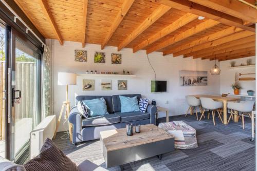 Holiday Home near Beach with Pool Access in Hogeweg