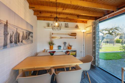 Holiday Home near Beach with Pool Access in Hogeweg