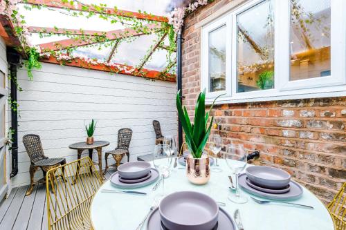 Rest&Recharge at a Luxury Retreat in Manchester - Sleeps 11, 5 Bedrooms, 3 Bathrooms, Free Parking, Manchester