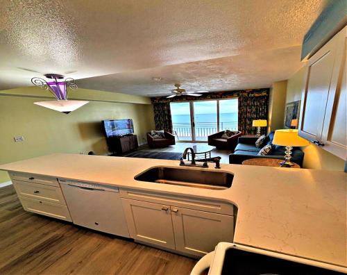 7th Floor 1 BR Resort Condo Direct Oceanfront Wyndham Ocean Walk - Daytona Funland 703 in Daytona Beach, USA