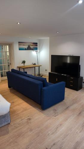 Ideal 2BHK in upper Berkeley BK1
