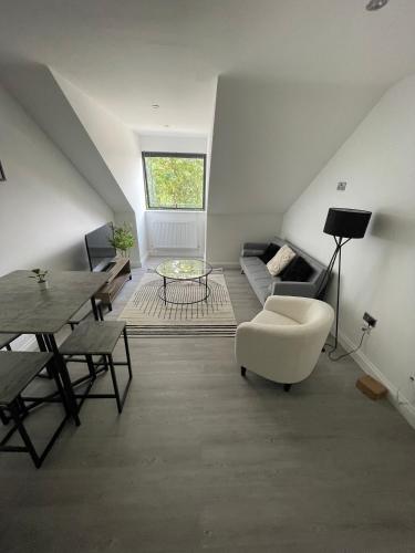 Royal Oak 7 - FREE PARKING - Sleeps 5 - Perfect for Contractors - Near Shops - Wi-Fi - Long Term Sta in Észak-Brentwood