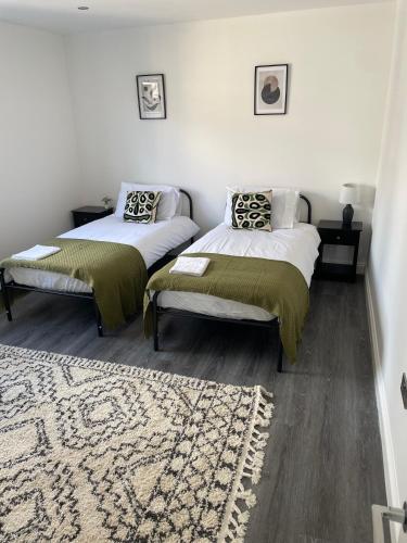 Royal Oak 7 - FREE PARKING - Sleeps 5 - Perfect for Contractors - Near Shops - Wi-Fi - Long Term Sta in Észak-Brentwood