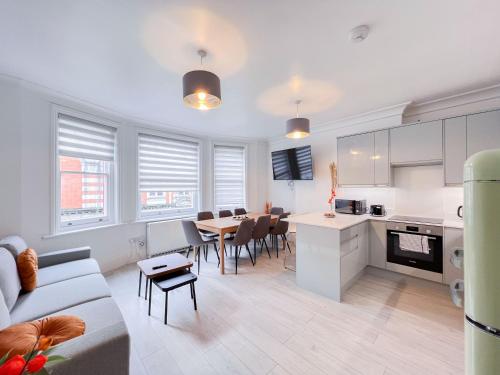 3-Bed Apartment in the Heart of Fitzrovia, Londra