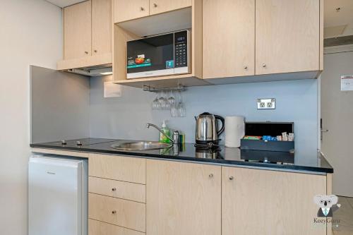 KozyGuru | Haymarket | Cosy City Abode - image 9