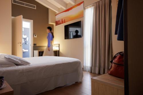 Deluxe Double or Twin Room image 9
