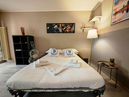 Deluxe One-Bedroom Apartment with City View image 10