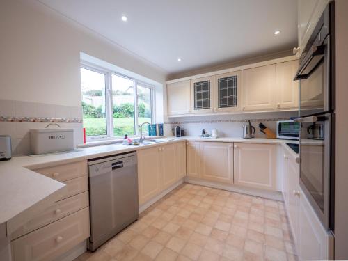 Spacious Family Coastal Retreat Huge Garden - image 2
