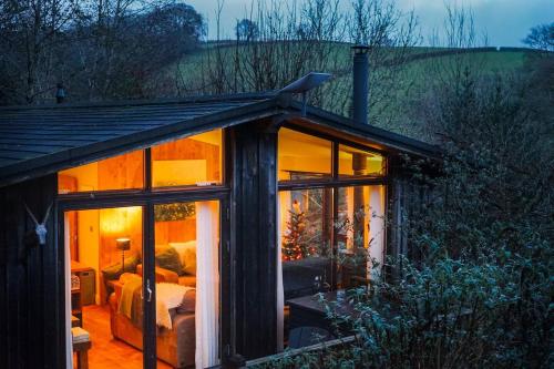Rural Woodland Lodge with Log Fire & Sunny Deck in Strete