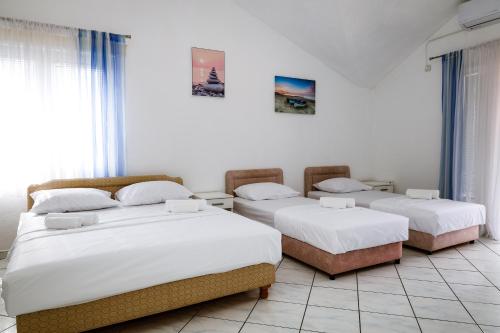 1 king bed, 2 twin beds