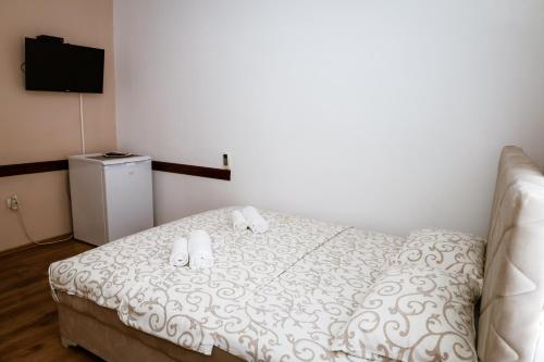 1 queen bed, 2 twin beds