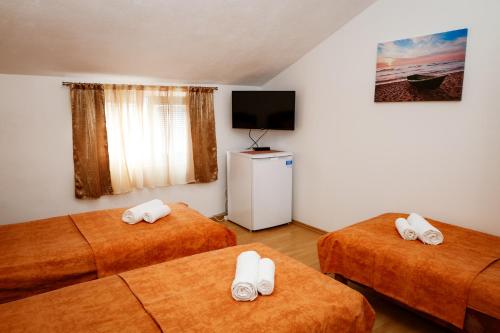 3 twin beds
