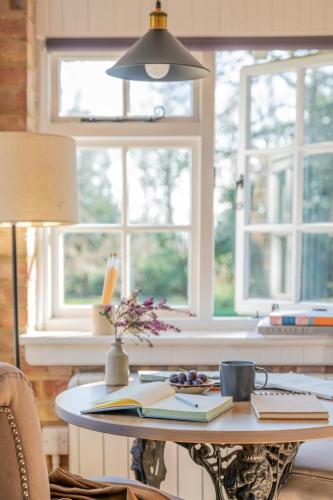 Old Mill Lodge by Huluki Sussex Stays in Hurstpierpoint and Sayers Common