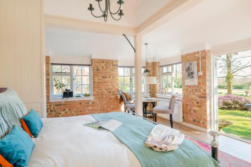 Old Mill Lodge by Huluki Sussex Stays in Hurstpierpoint and Sayers Common
