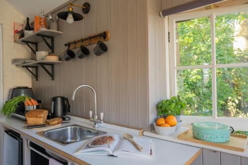 Old Mill Lodge by Huluki Sussex Stays in Hurstpierpoint and Sayers Common