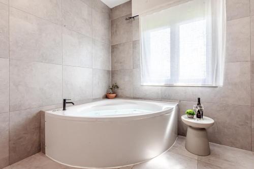 熱水浴缸, - NumberZ - Rooms Apartments and Suites with Wi-Fi and AC in 拉蒂納