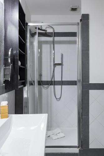 Spacious Modern Loft Steps from Trevi Fountain 4