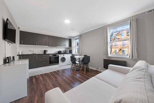 Modern Marylebone 2 Bed Apartment NW8 Sleeps 5, Londýn