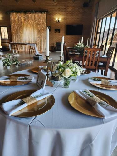   متر مربع من 7 غرفة و2 حمام خاص في Mokopane (Lichenry Bush Lodge) in Mokopane