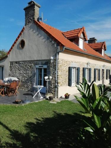 Grand gîte 8pers, proche mer, jardin et barbecue Grand gîte 8pers, proche mer, jardin et barbecue