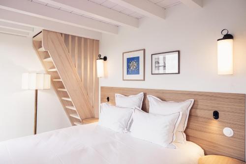 1 king bed, 3 twin beds, 1 sofa bed