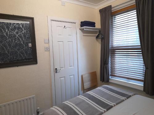 Small Double Room image 5