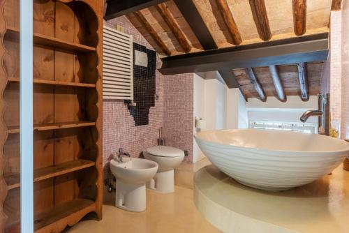 White Room with bathroom and Shared Terrace, Rome (photo 10)
