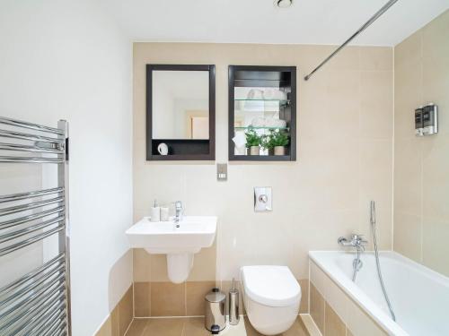 2-Bed 2 Bath Apartments at Leeds Dock with Balcony, Leeds (Foto 8)
