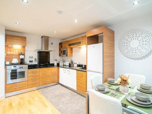 2-Bed 2 Bath Apartments at Leeds Dock with Balcony, Leeds (Foto 7)
