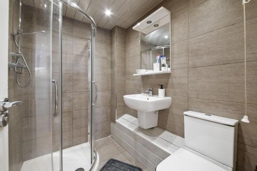 2-Bed Wembley,Free Parking,Work Stays Ideal, Лондон (фото 10)