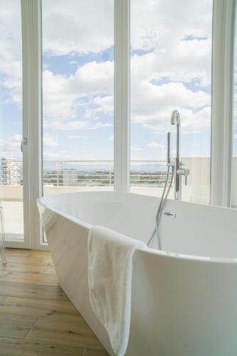 Deluxe Family Suite image 10