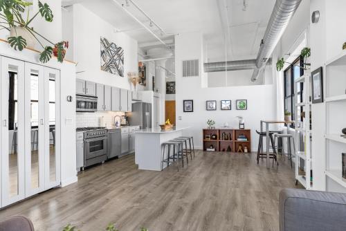 Modern Historic Loft 19ft Ceilings, Gym, Heated Parking, Skyline Views, Balcony in University Village