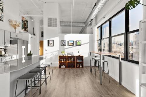 Modern Historic Loft 19ft Ceilings, Gym, Heated Parking, Skyline Views, Balcony in University Village