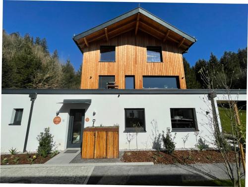 ทัศนียภาพภายนอกโรงแรม, Waldblick - modern wohnen - direkt am Wald - zentrale Lage - Ruhe genießen - Parkplätze (Waldblick - Neubau - Self-Check-In - kein Verkehr - am Wald - Parkplatze vor Tur - apartment or doub) in รัม