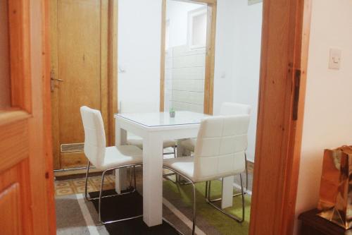 One-Bedroom Apartment image 6