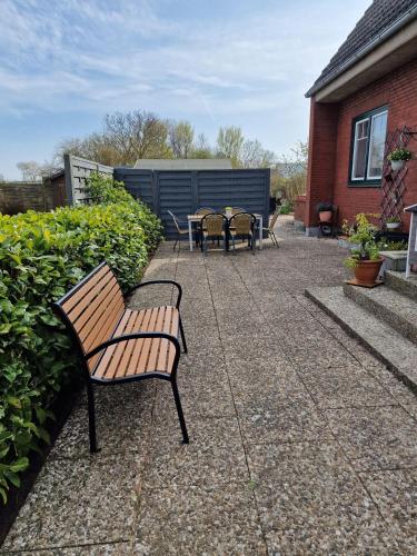 Haus-Fehmarn-am-Dorfteich-|-Wohnung-2-West in Albertsdorf