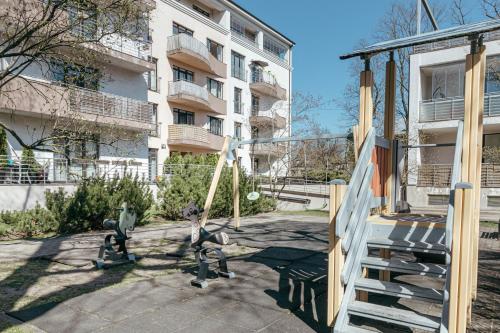 Išorė, Modern Flat near City Center with Parking, Smart TV & Wi-Fi in Riga Airport
