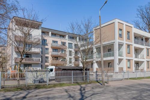Išorė, Modern Flat near City Center with Parking, Smart TV & Wi-Fi in Riga Airport
