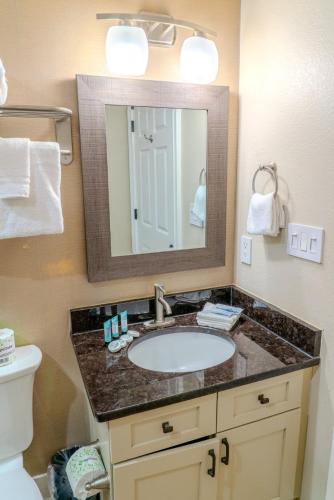 Luxury 2BR With Custom Upgrades! The Horizon at 77th- 503