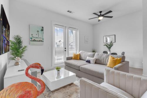 Beach Bliss Modern 3 Bed Oasis Mins from Shore in Apollo Beach