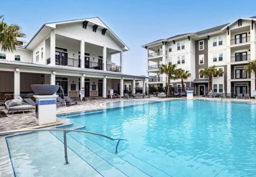 Beach Bliss Modern 3 Bed Oasis Mins from Shore in Apollo Beach
