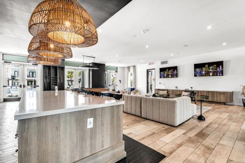 Beach Bliss Modern 3 Bed Oasis Mins from Shore in Apollo Beach