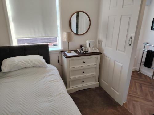 Single Room with Shower image 7