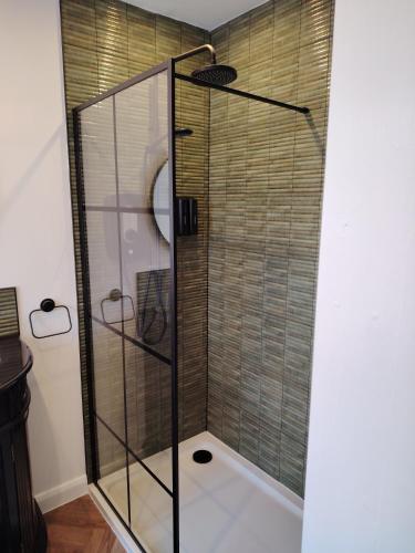Single Room with Shower image 5