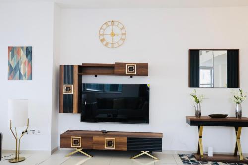 Nivis Find Spacious 3BHK Near Metro and Burj Khalifa, Дубай
