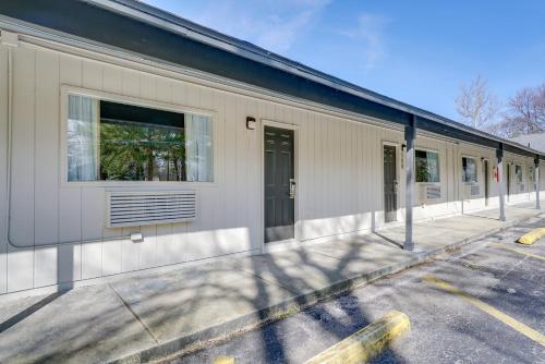 1 Mi to Riverfront Sleek Port Huron Studio in Port Huron