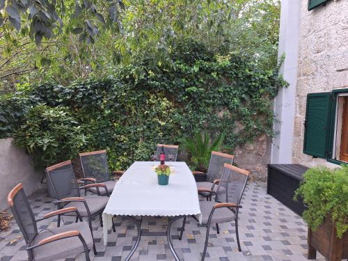 Stone holiday house Iva in Donji Vinjani