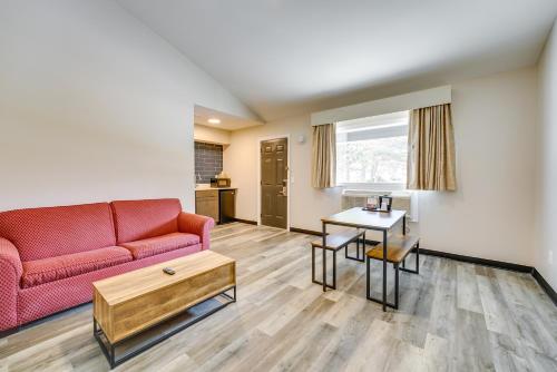 . Pet-Friendly Studio Near Lighthouse Beach!